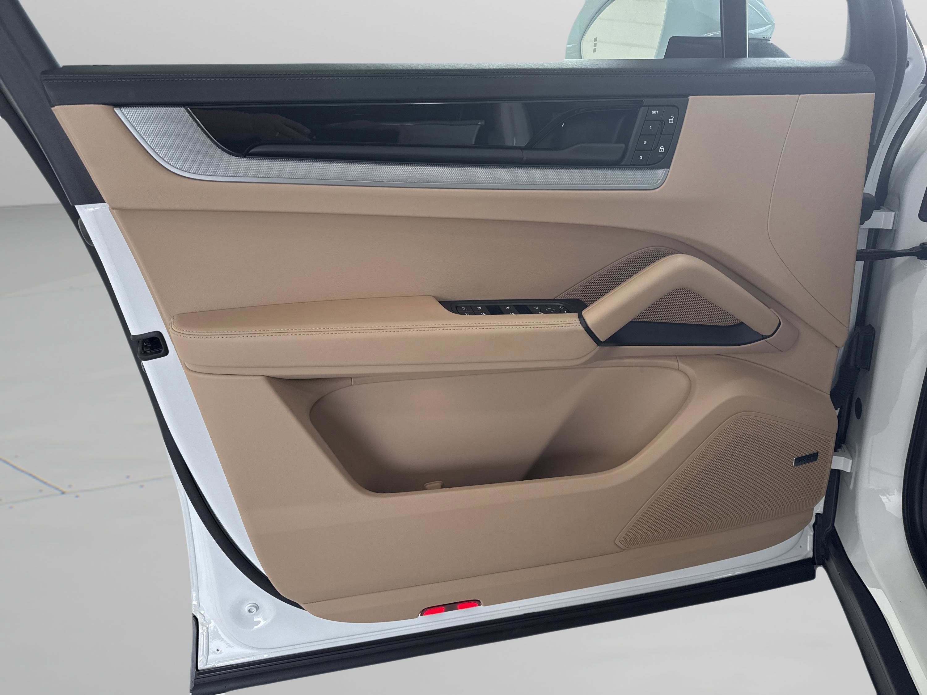 Used 2024 Porsche Cayenne image 19