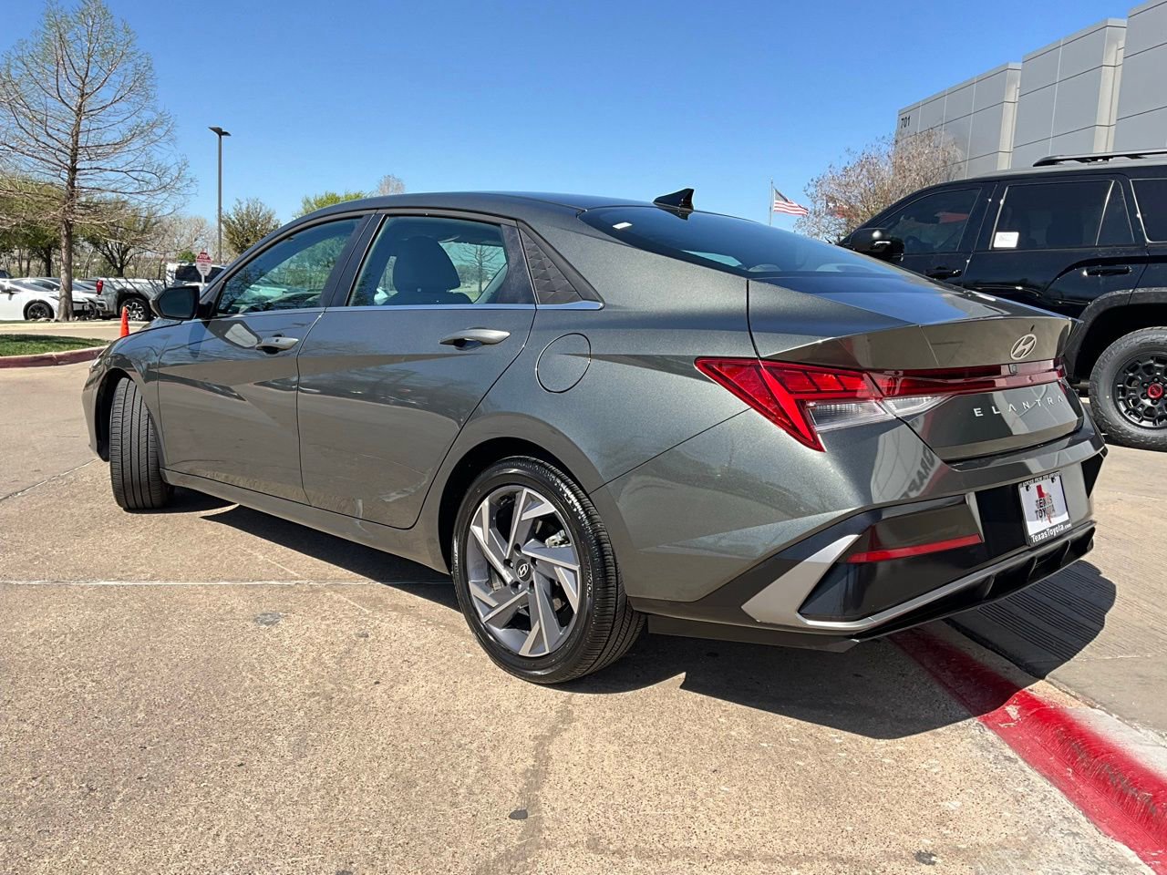 Used 2025 Hyundai Elantra SEL image 8