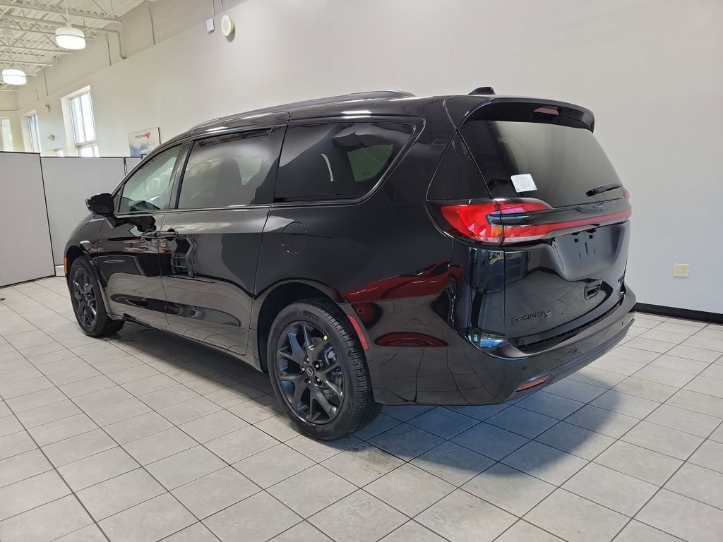 New 2026 Chrysler Pacifica Limited w/ S Appearance Package image 4