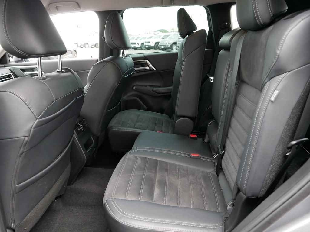 Used 2023 Mitsubishi Outlander SE AWD/4WD image 15