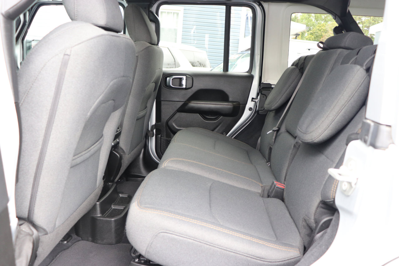 Used 2024 Jeep Wrangler Sahara image 12