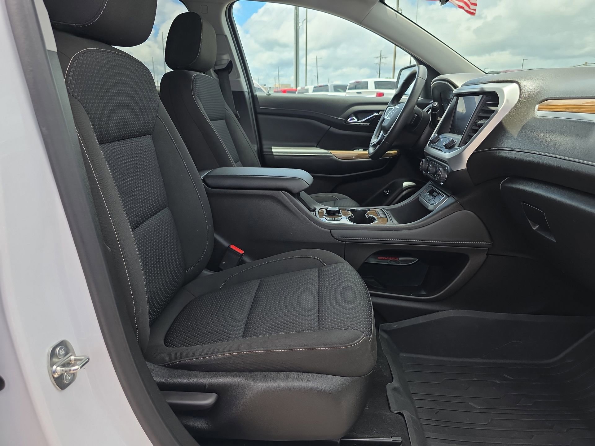 Used 2023 GMC Acadia SLE w/ Driver Convenience Package FWD image 16