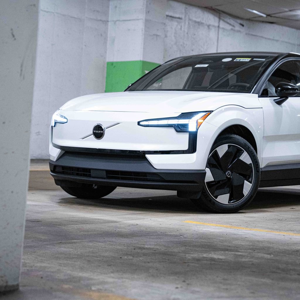 New 2026 Volvo EX30 Plus w/ Protection Package Premier RWD image 2