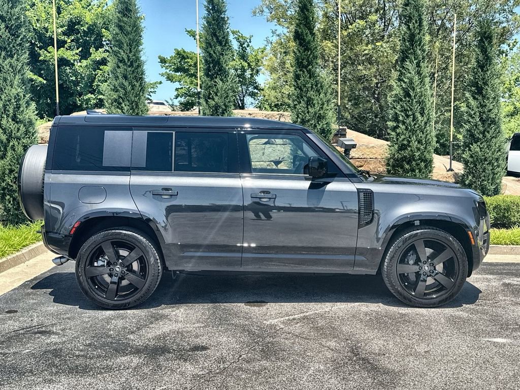 Used 2025 Land Rover Defender 110 X-Dynamic SE image 6