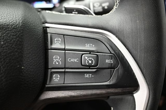 Used 2023 Jeep Grand Cherokee Limited w/ Black Appearance Package AWD/4WD image 31