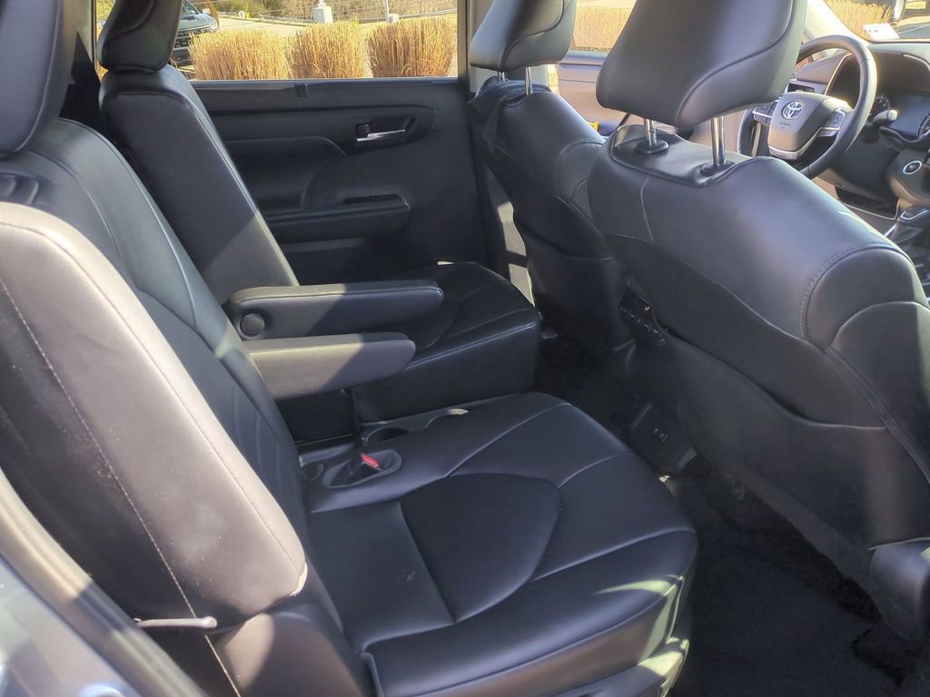 Used 2021 Toyota Highlander XLE image 29