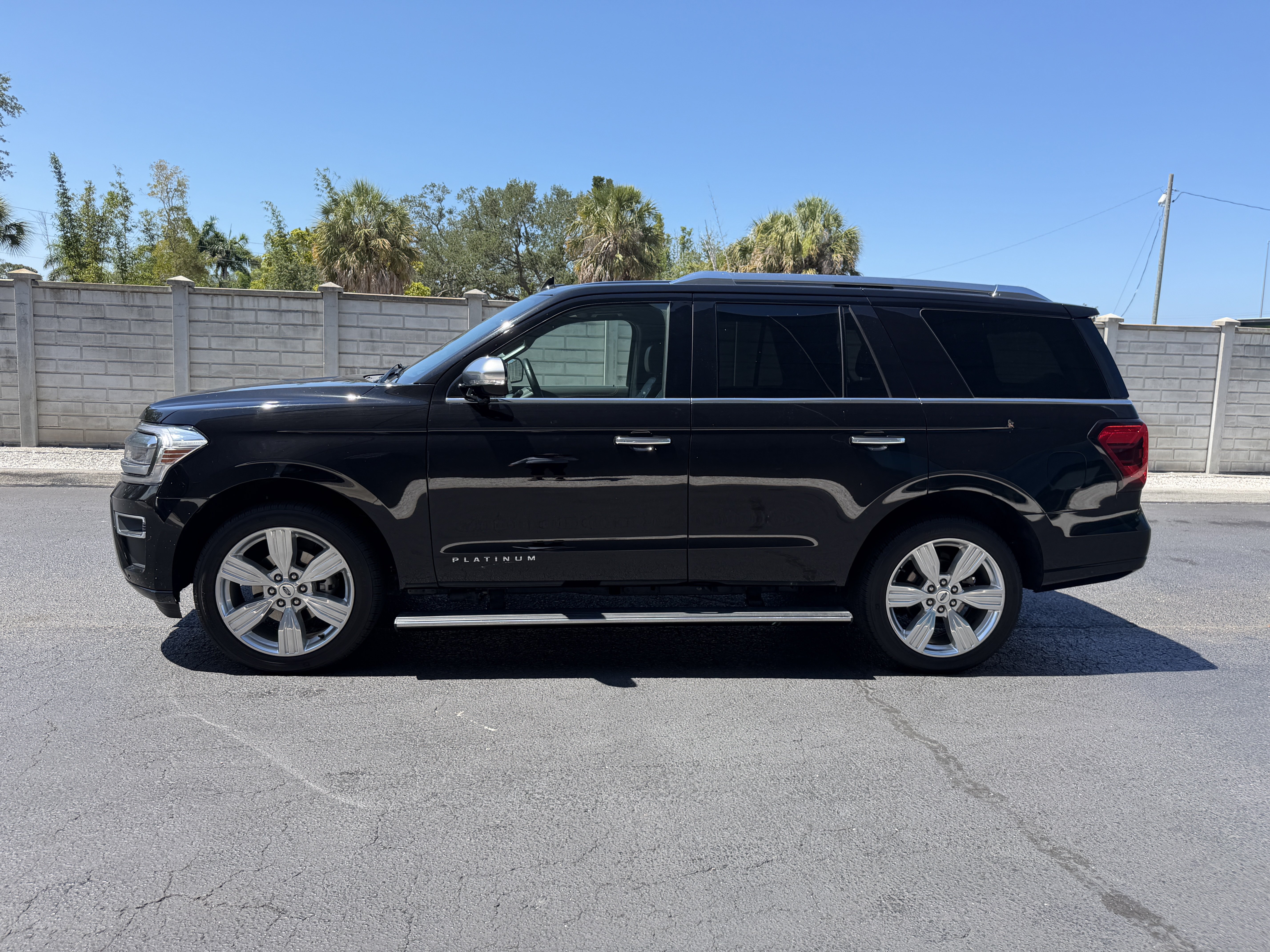Used 2023 Ford Expedition Platinum AWD/4WD image 2