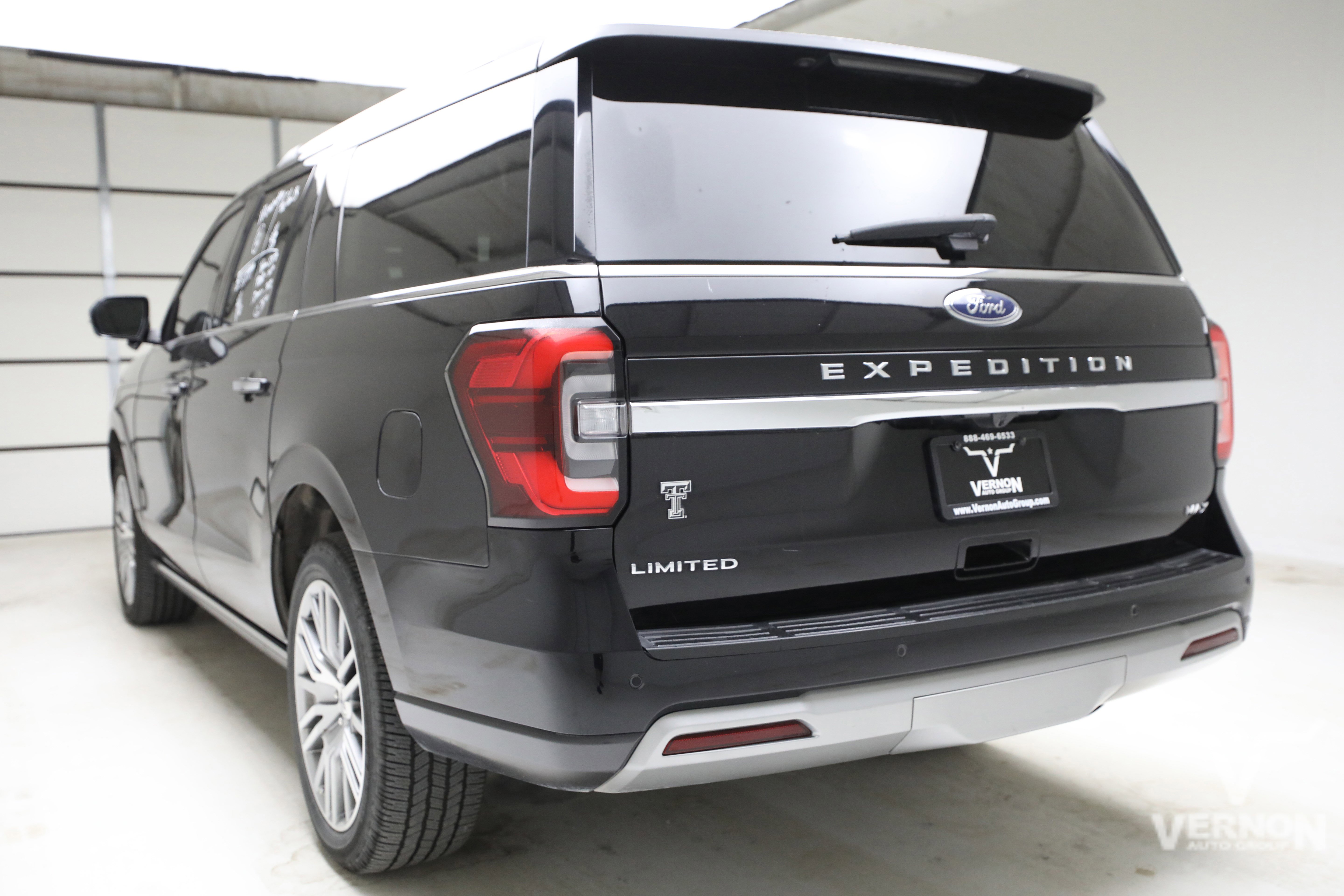 Used 2023 Ford Expedition Max Limited AWD/4WD image 2