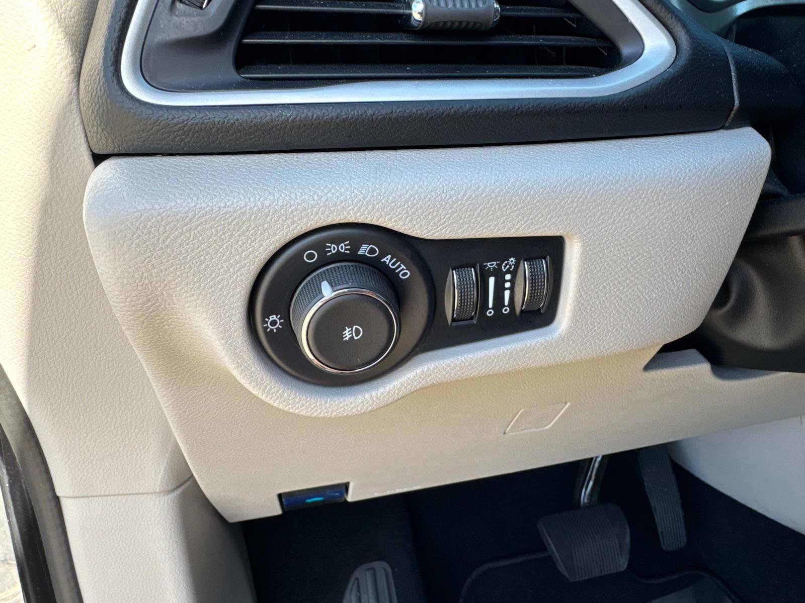 Used 2024 Chrysler Pacifica Touring-L image 32