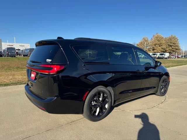 New 2026 Chrysler Pacifica Limited w/ S Appearance Package image 7