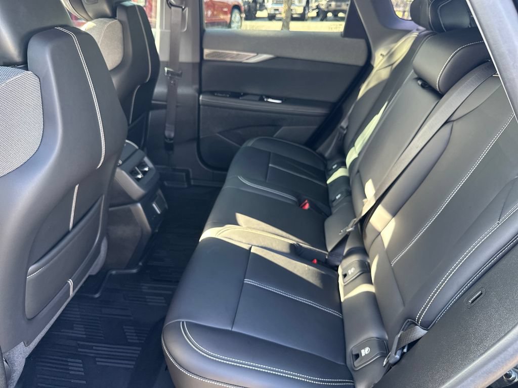 Used 2025 Cadillac Optiq Sport 1 w/ LPO, Floor Liner Package AWD/4WD image 33