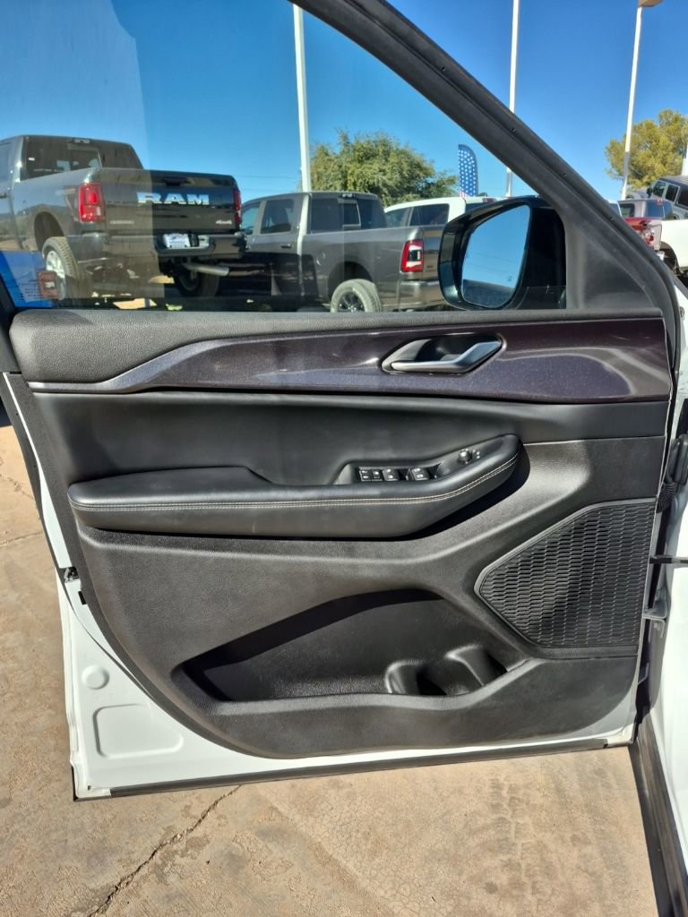 Used 2023 Jeep Grand Cherokee L Altitude AWD/4WD image 15