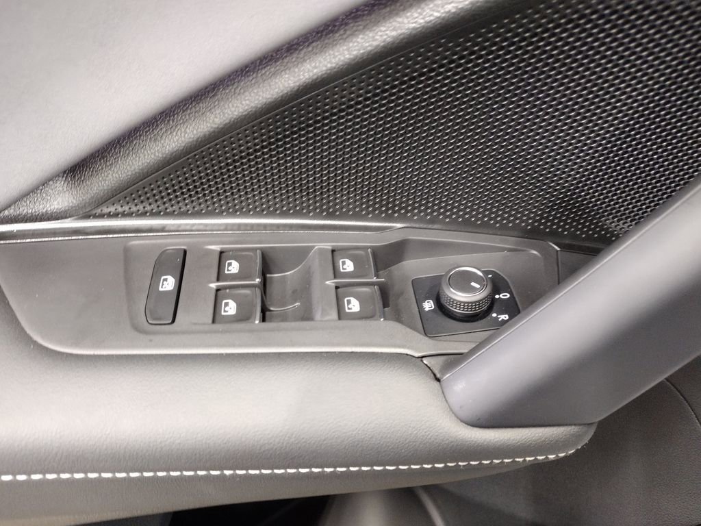 New 2025 Volkswagen Tiguan SE R-Line image 22