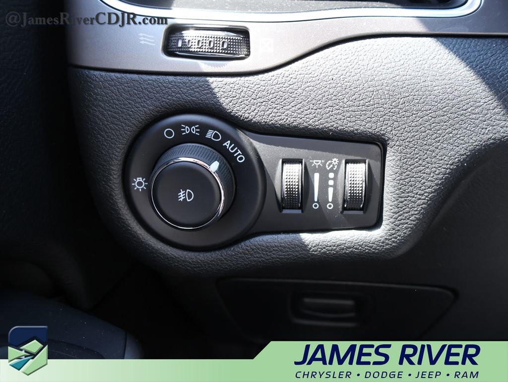 Used 2021 Jeep Cherokee Latitude Lux w/ Mopar Interior Package AWD/4WD image 30