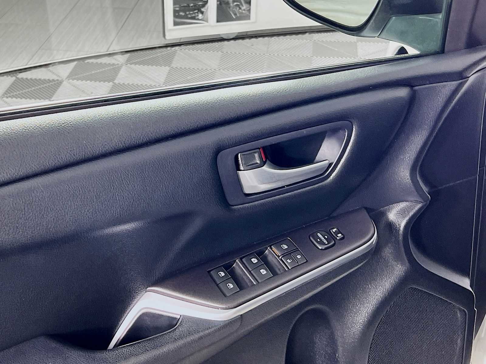 Used 2015 Toyota Camry SE image 17