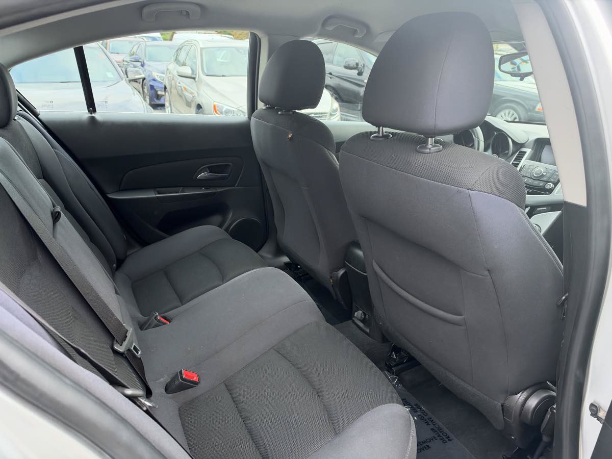 Used 2016 Chevrolet Cruze LT w/ Technology Package FWD image 15