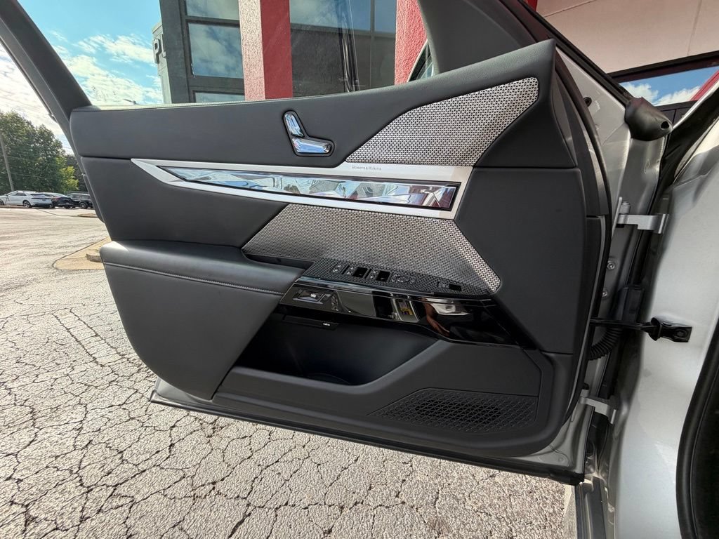Used 2023 BMW i7 xDrive60 AWD/4WD image 11