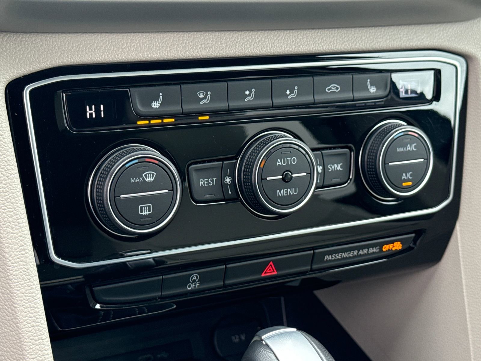 Certified 2023 Volkswagen Atlas SE w/ Black Wheel Package image 34