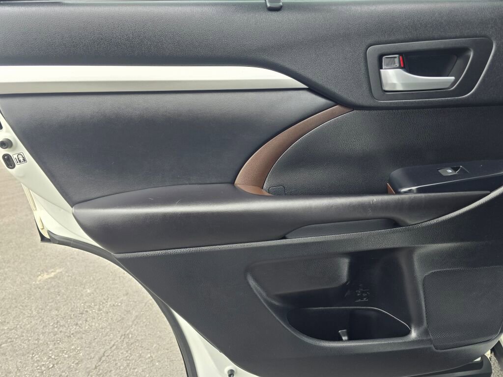 Used 2017 Toyota Highlander XLE AWD/4WD image 20