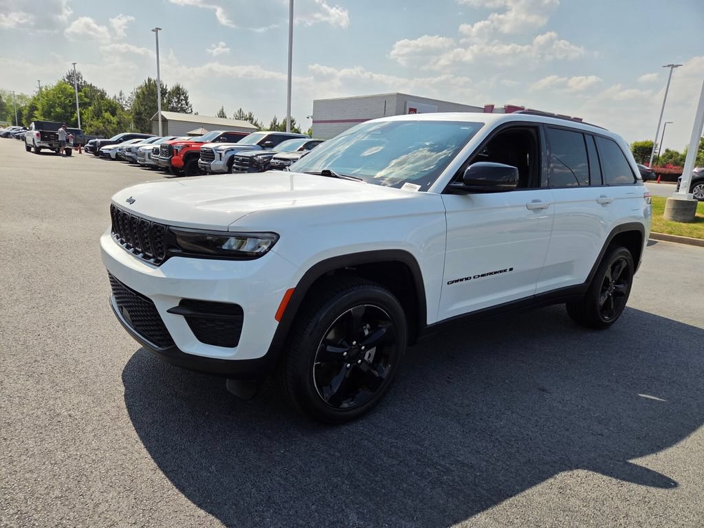 Used 2023 Jeep Grand Cherokee Altitude AWD/4WD image 3