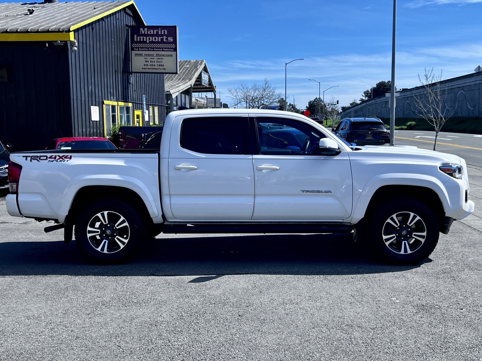 Used 2017 Toyota Tacoma TRD Sport w/ Tow Package (A/T) image 5