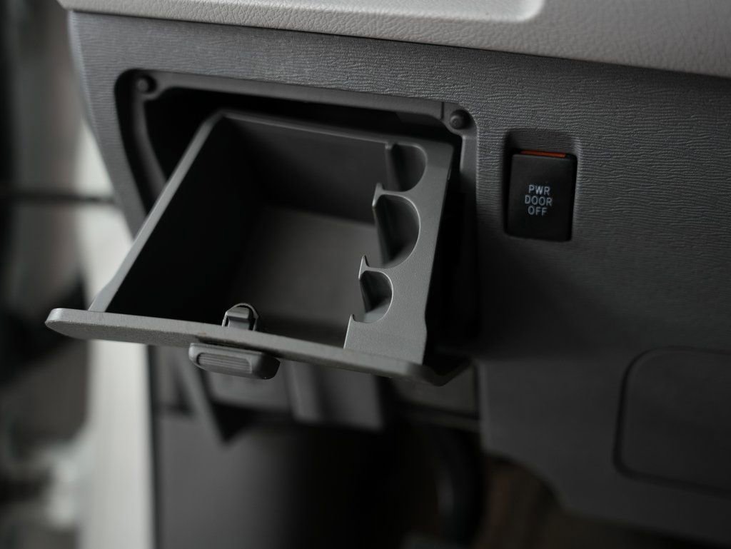 Used 2018 Toyota Sienna LE w/ Carpet Mat Package image 44