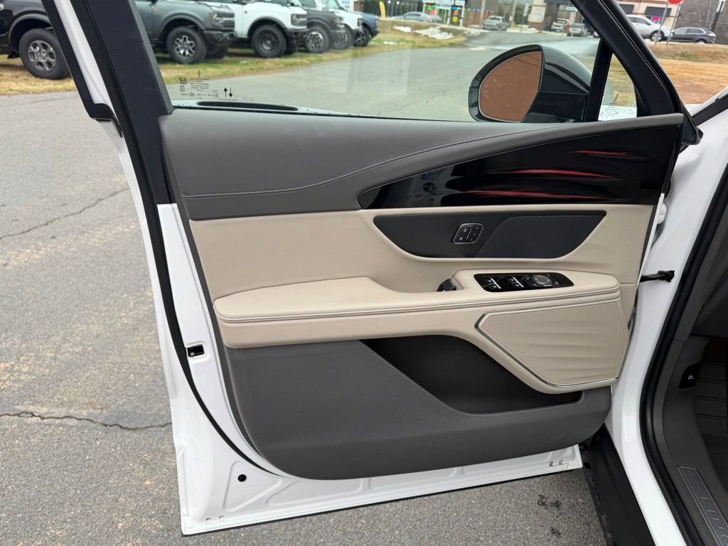 Used 2025 Lincoln Nautilus Premier image 14