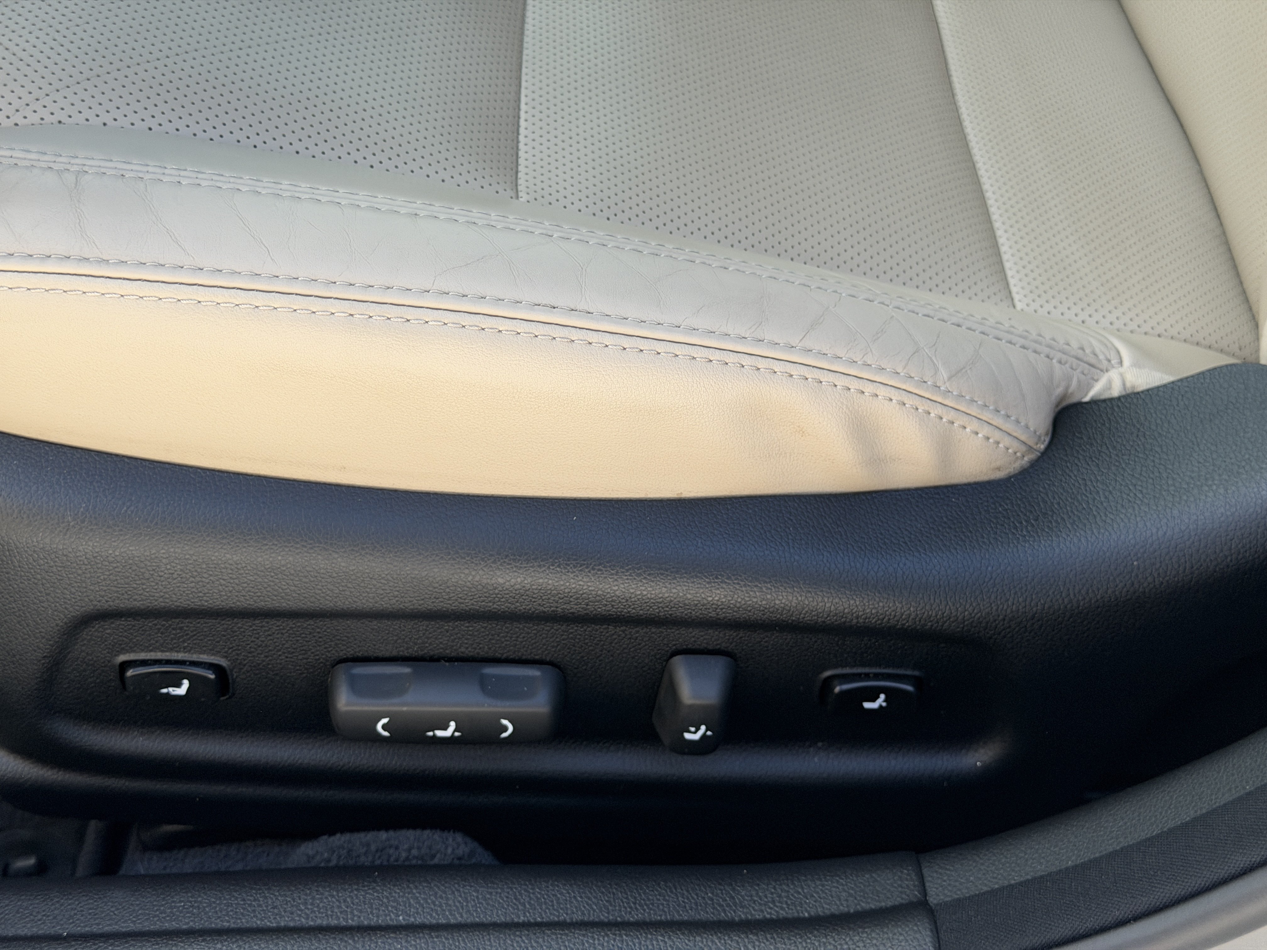 Used 2015 Kia Cadenza Premium w/ Technology Package FWD image 18