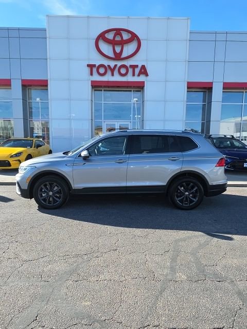 Used 2024 Volkswagen Tiguan SE image 2