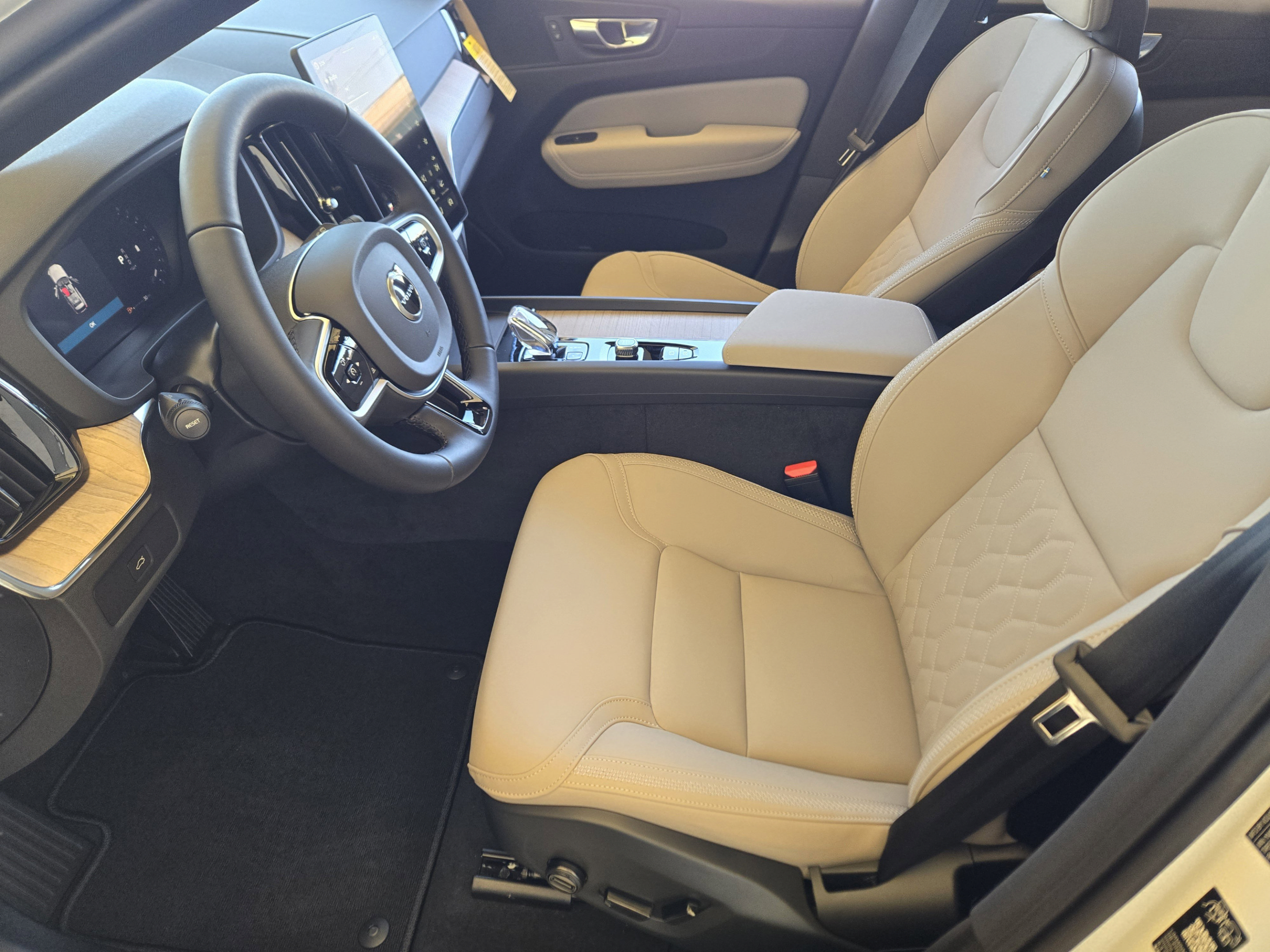 Used 2026 Volvo XC60 B5 Plus w/ Protection Package Premier AWD/4WD image 17