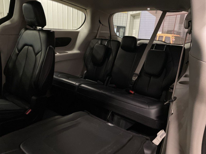 Used 2024 Chrysler Pacifica Touring-L FWD image 24