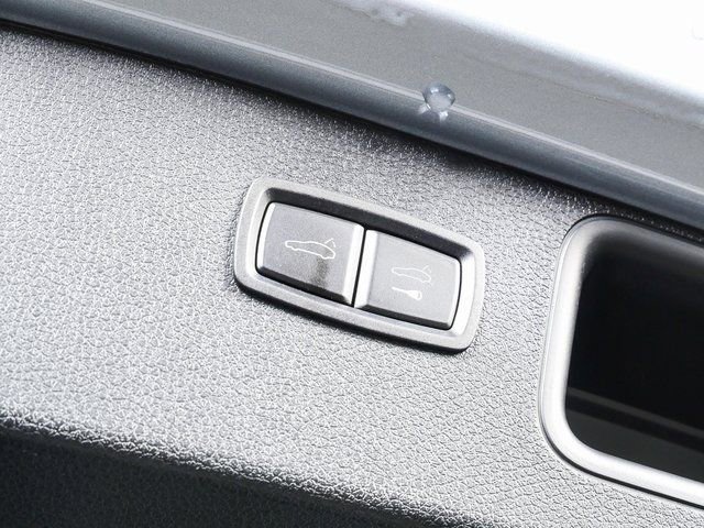 Certified 2023 Porsche Macan AWD image 31