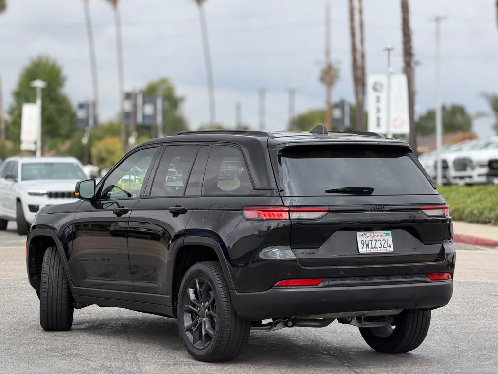 Used 2025 Jeep Grand Cherokee Limited AWD/4WD image 2