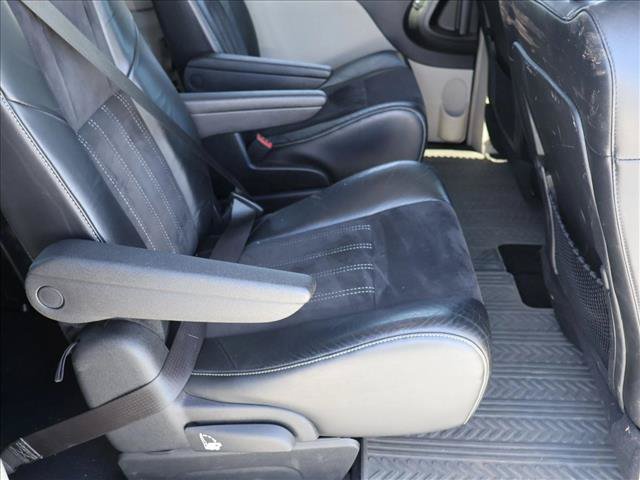 Used 2014 Chrysler Town & Country Touring-L FWD image 14
