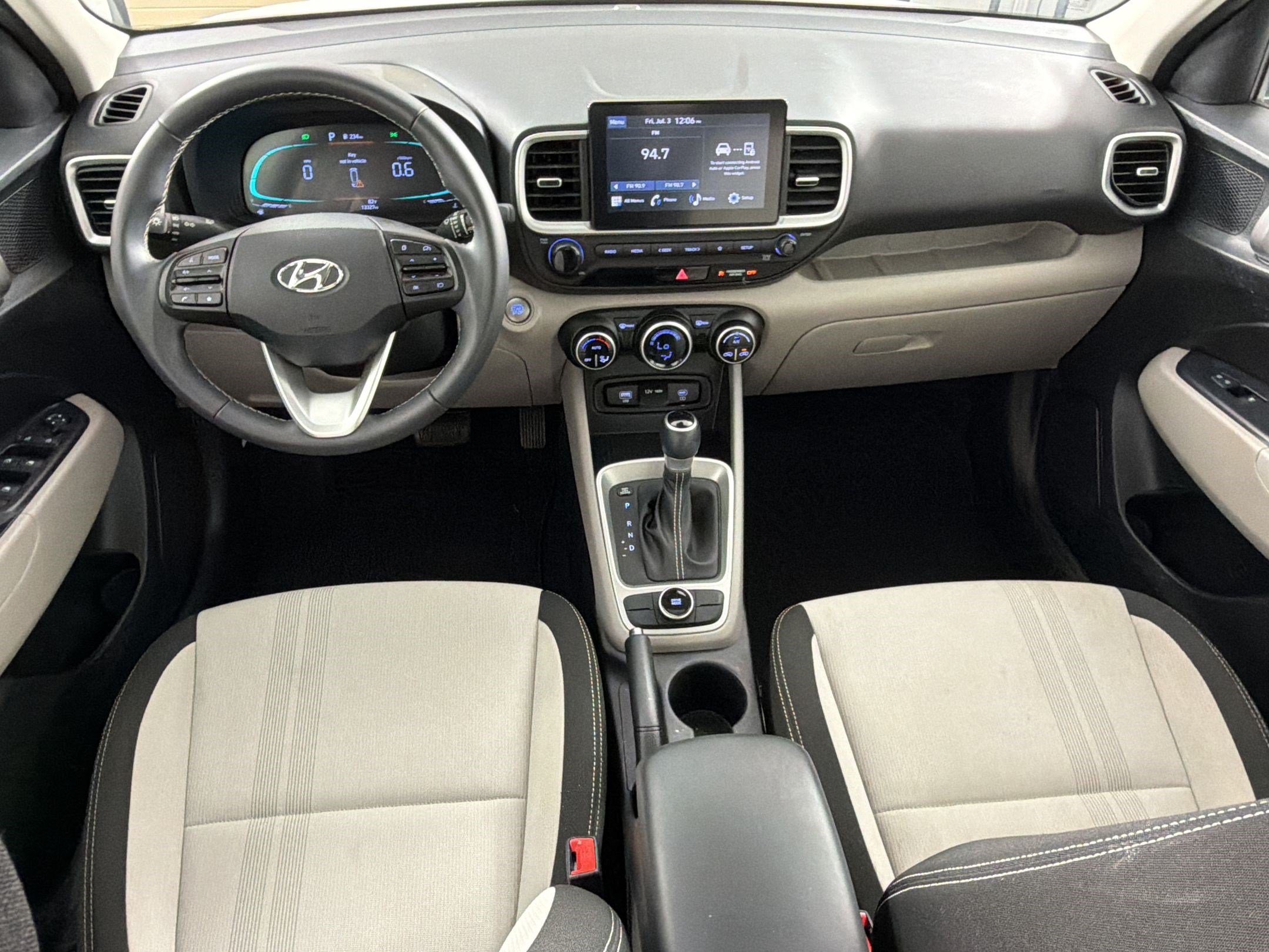 Used 2024 Hyundai Venue SEL FWD image 16