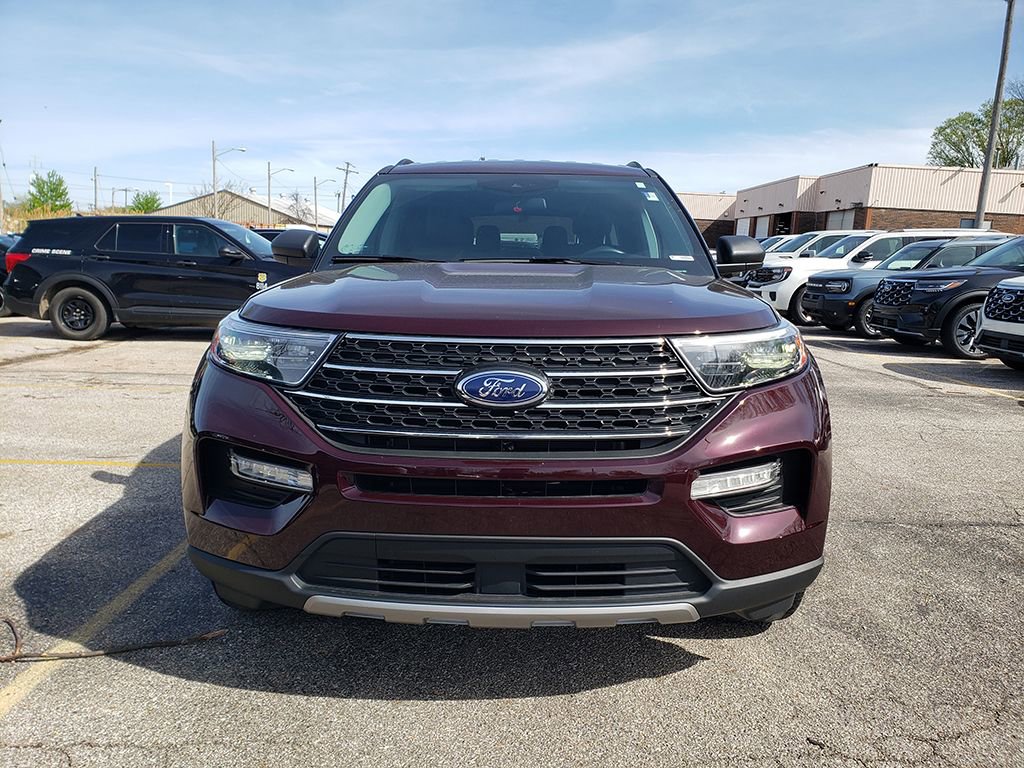 Used 2022 Ford Explorer XLT w/ Equipment Group 202A AWD/4WD image 2
