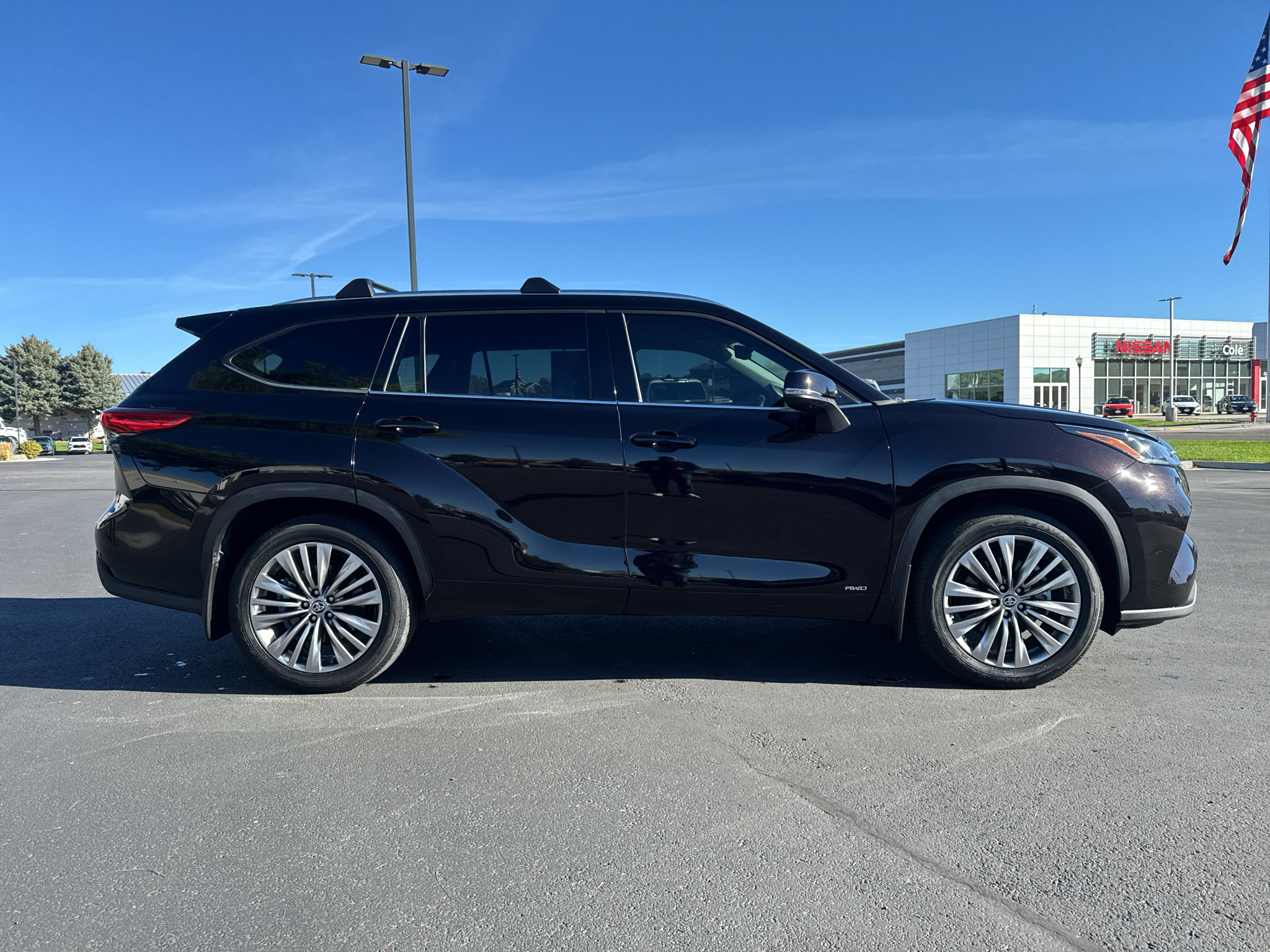 Used 2022 Toyota Highlander Platinum AWD/4WD image 2