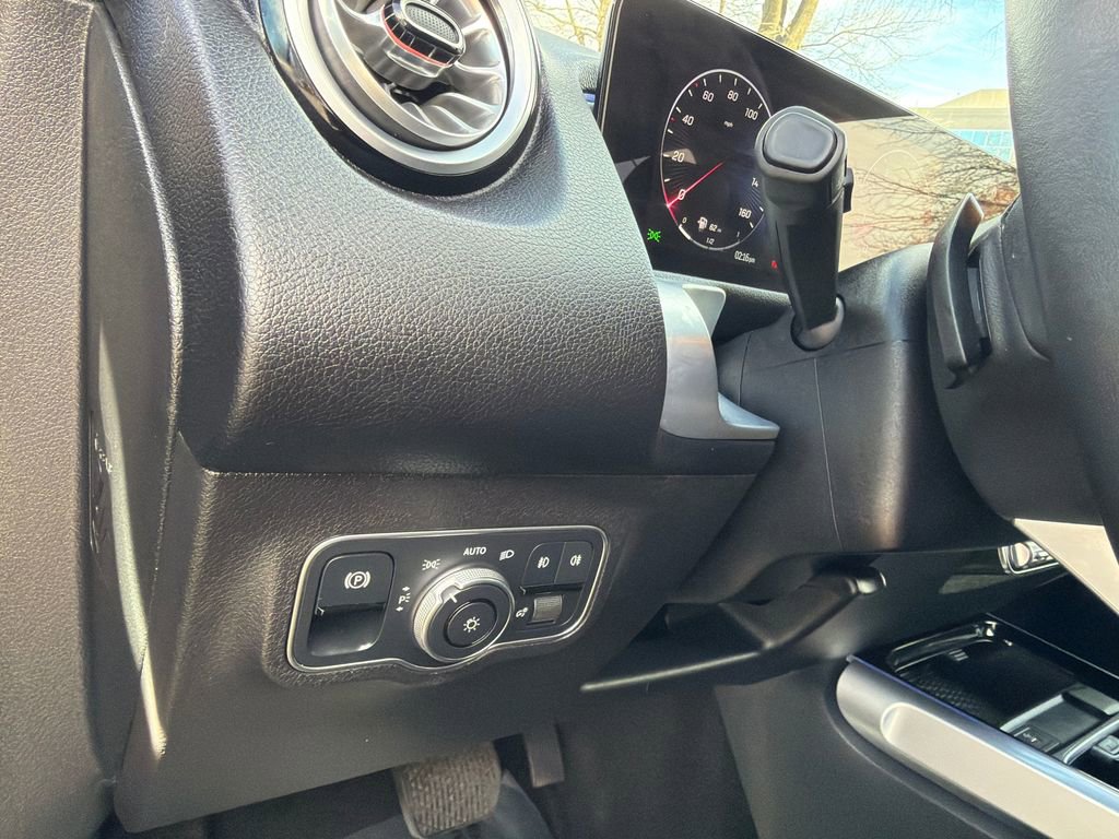 Used 2024 Mercedes-Benz GLB 250 4MATIC image 31
