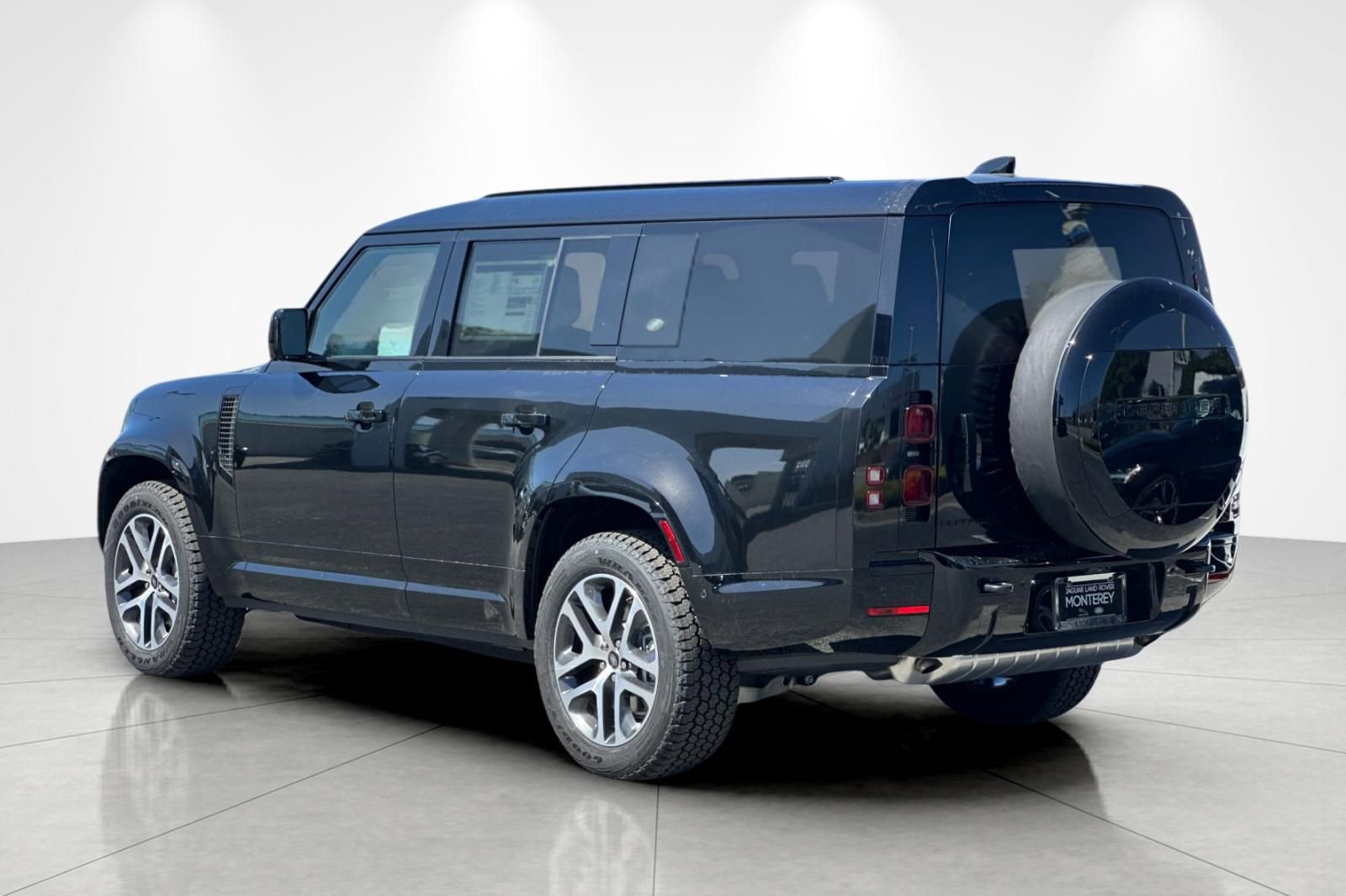New 2024 Land Rover Defender 130 X-Dynamic SE image 4