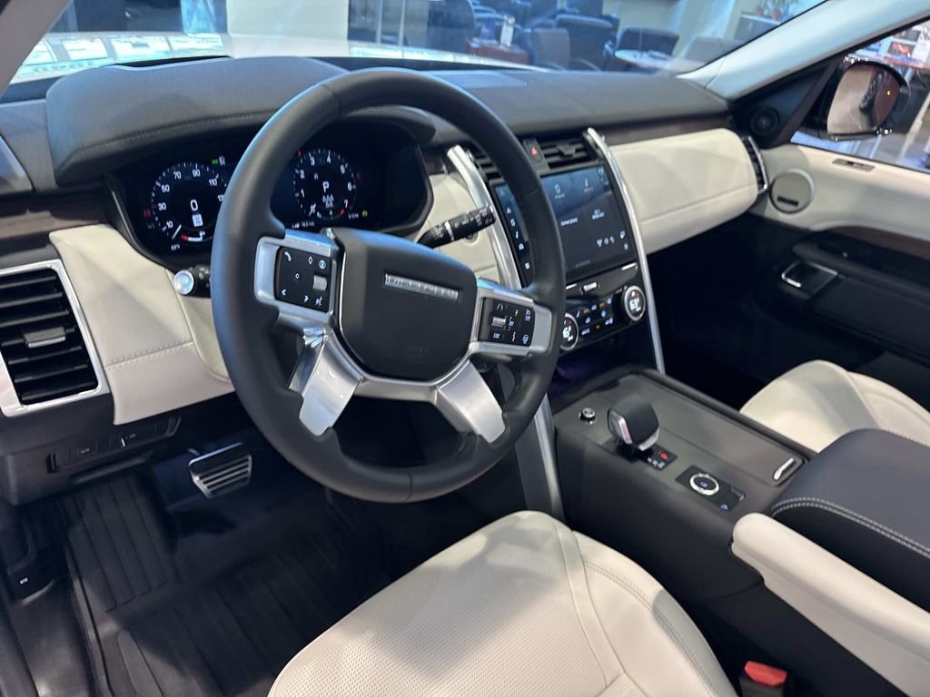 Used 2025 Land Rover Discovery Dynamic SE AWD/4WD image 19