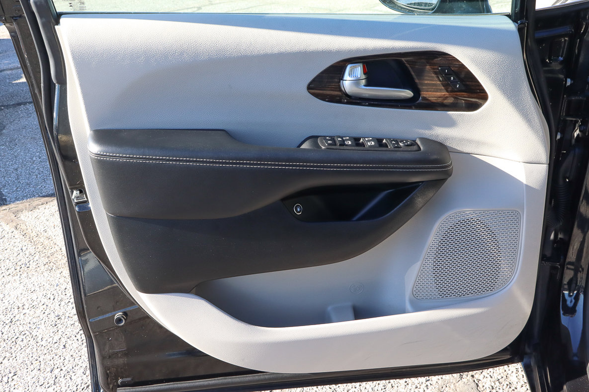 Used 2023 Chrysler Pacifica Limited image 13