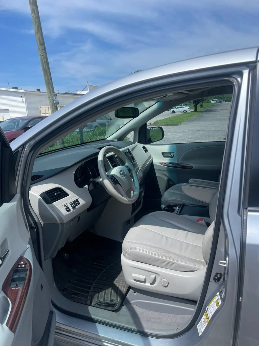 Used 2011 Toyota Sienna XLE w/ Premium Pkg FWD image 9