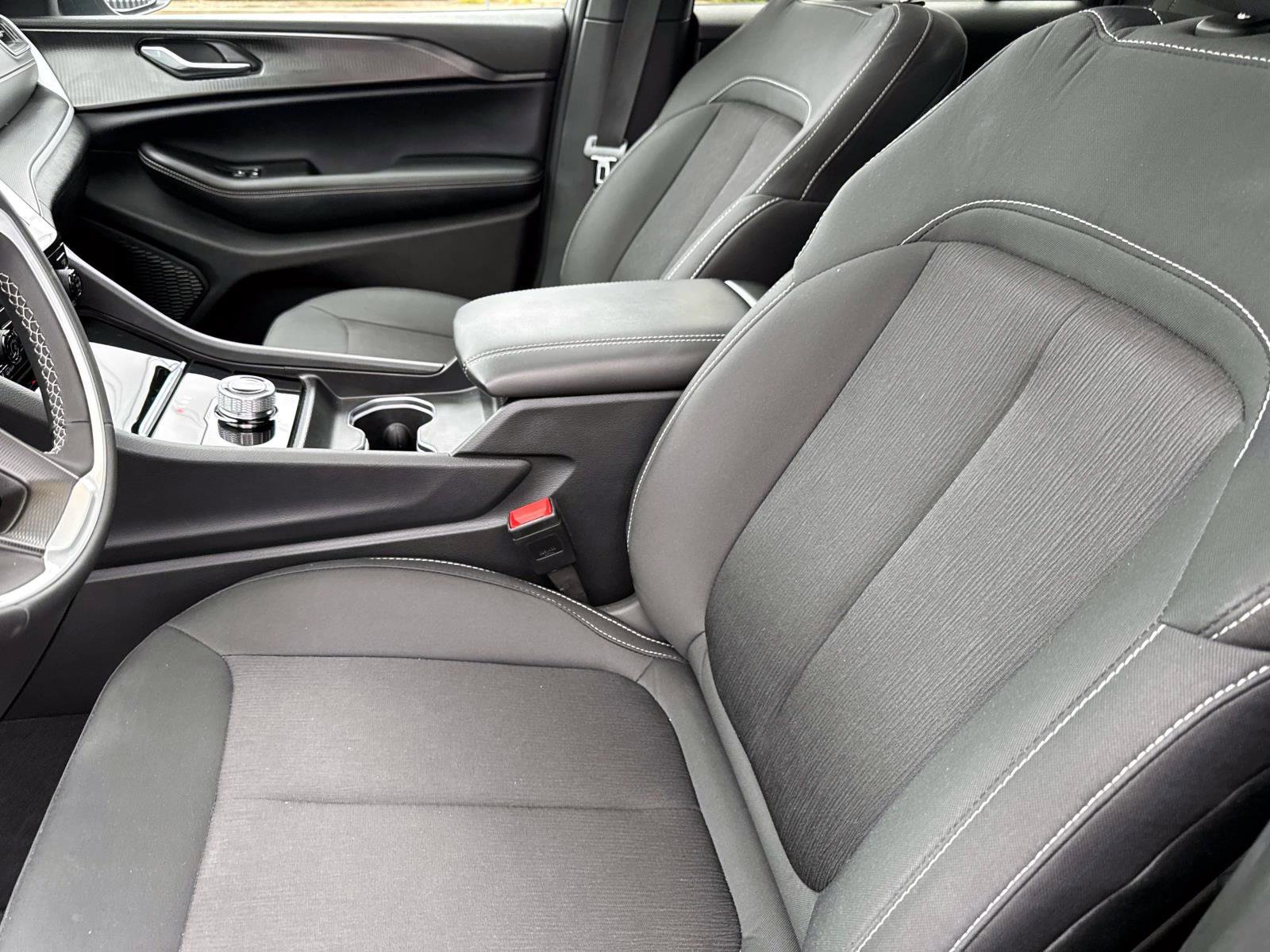 Used 2025 Jeep Grand Cherokee Laredo X image 11