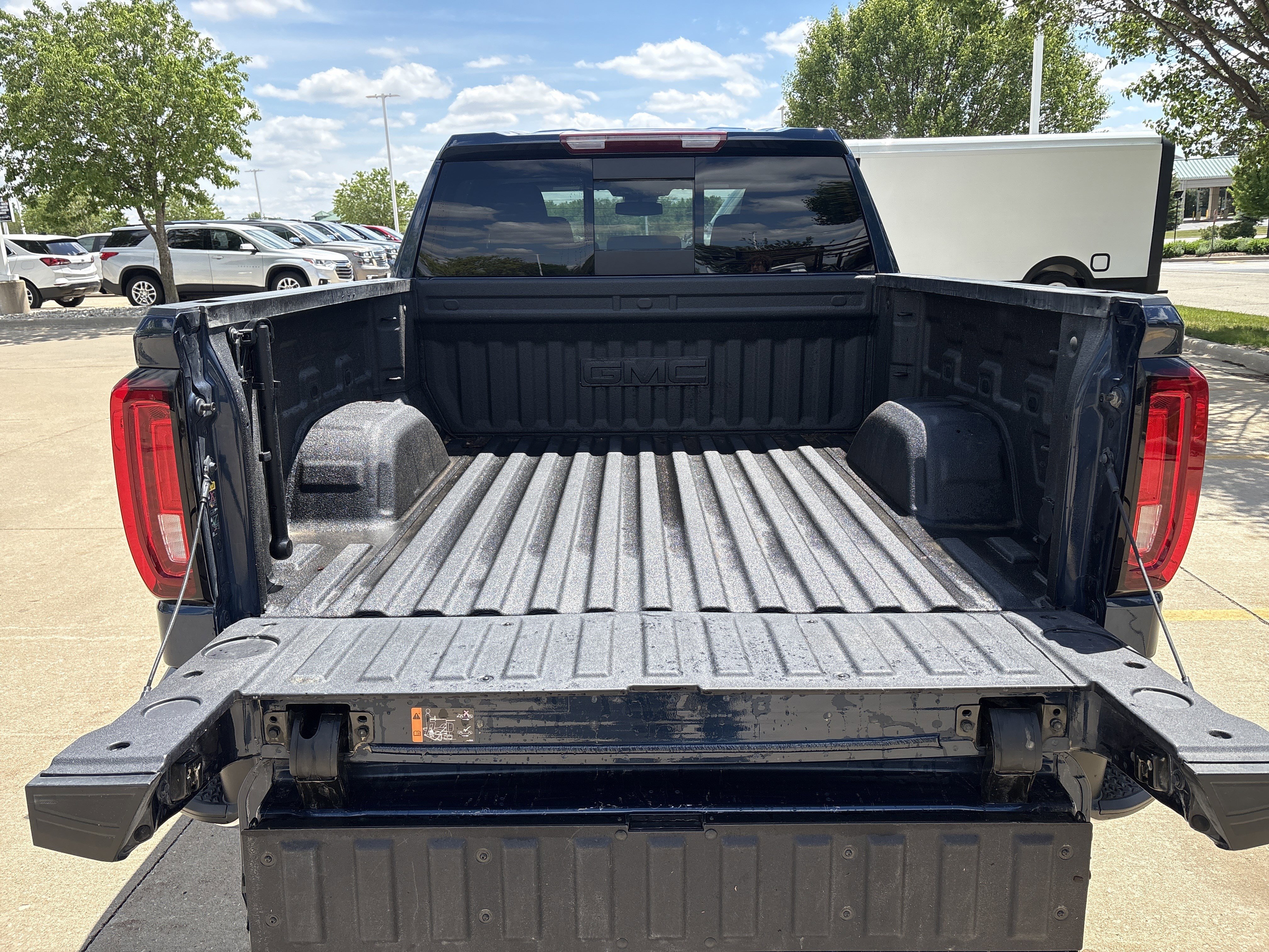 Used 2023 GMC Sierra 1500 SLT w/ SLT Premium Plus Package AWD/4WD image 10