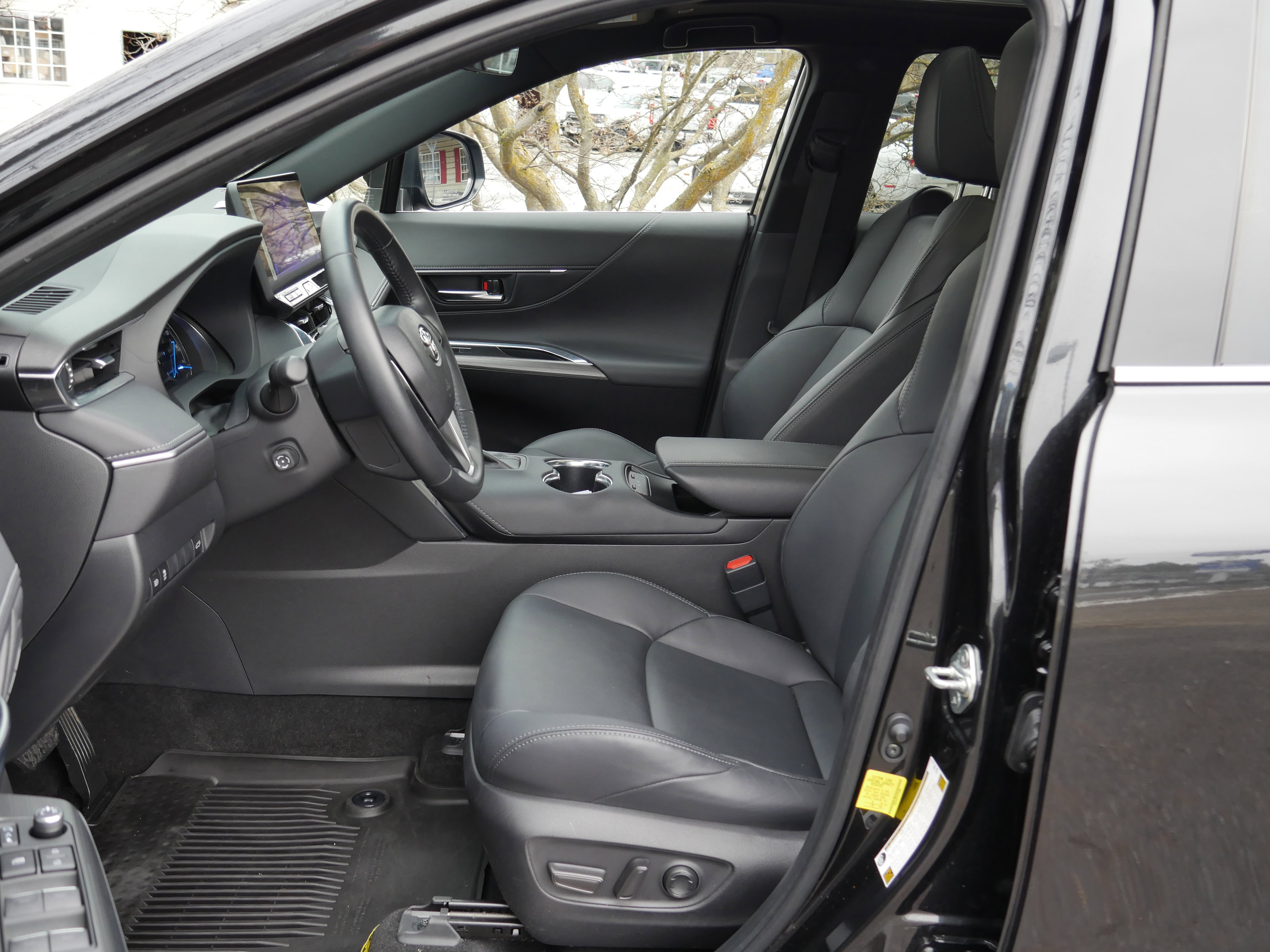 Used 2023 Toyota Venza Nightshade image 3