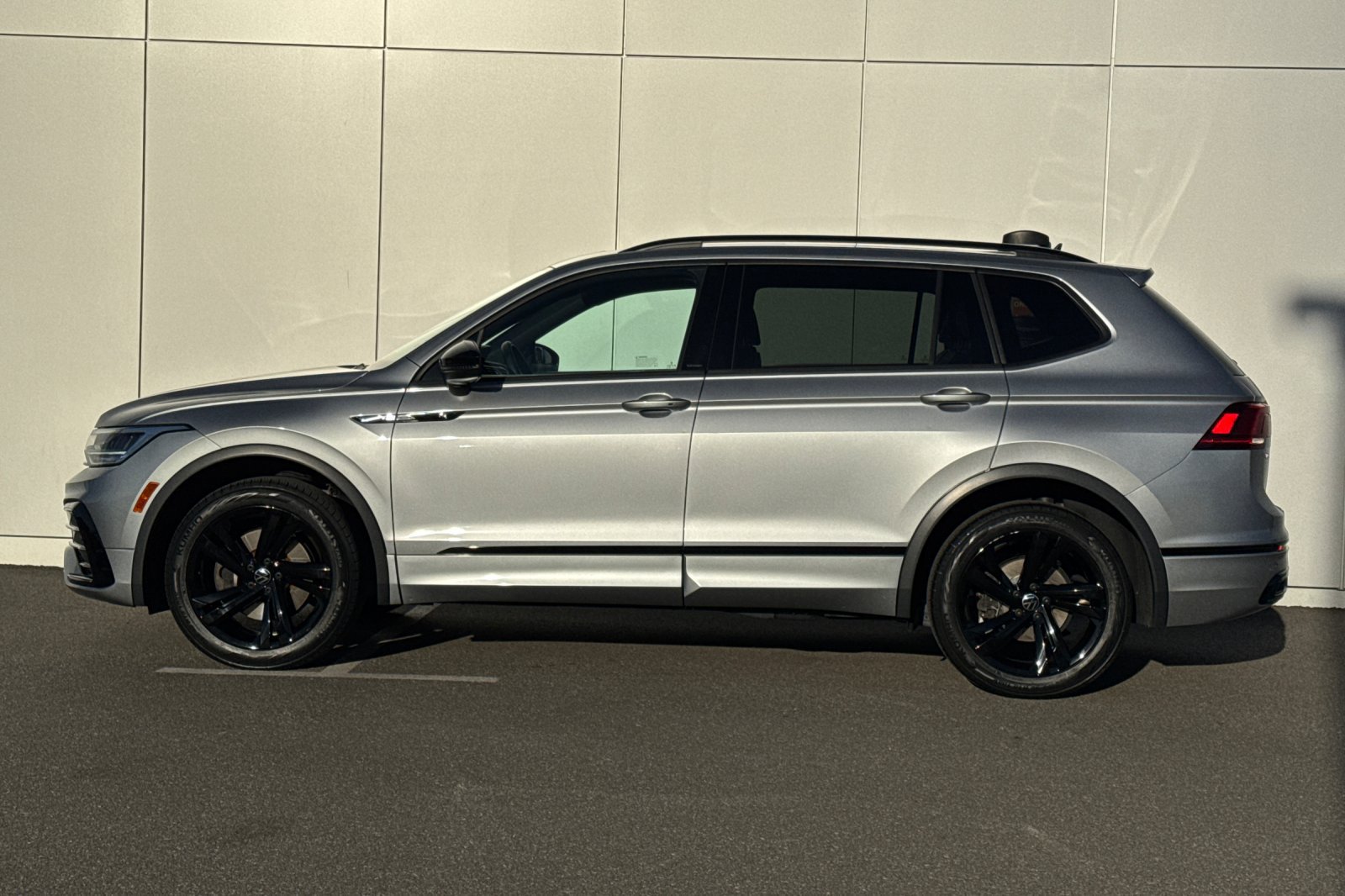 Used 2023 Volkswagen Tiguan SE R-Line FWD image 2