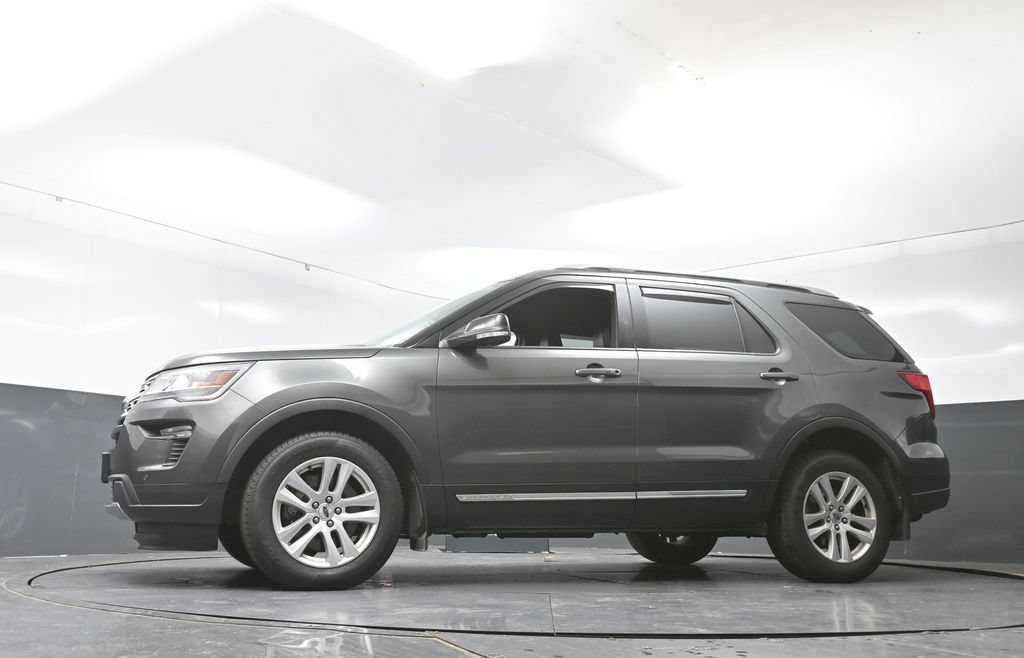 Used 2018 Ford Explorer XLT w/ Equipment Group 202A AWD/4WD image 27