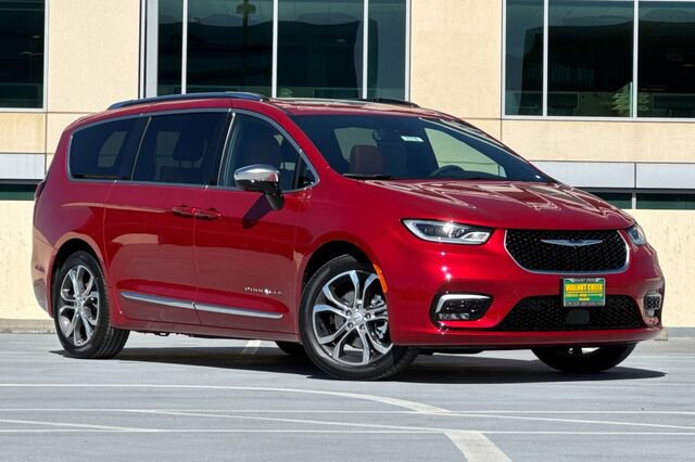New 2026 Chrysler Pacifica Pinnacle image 2
