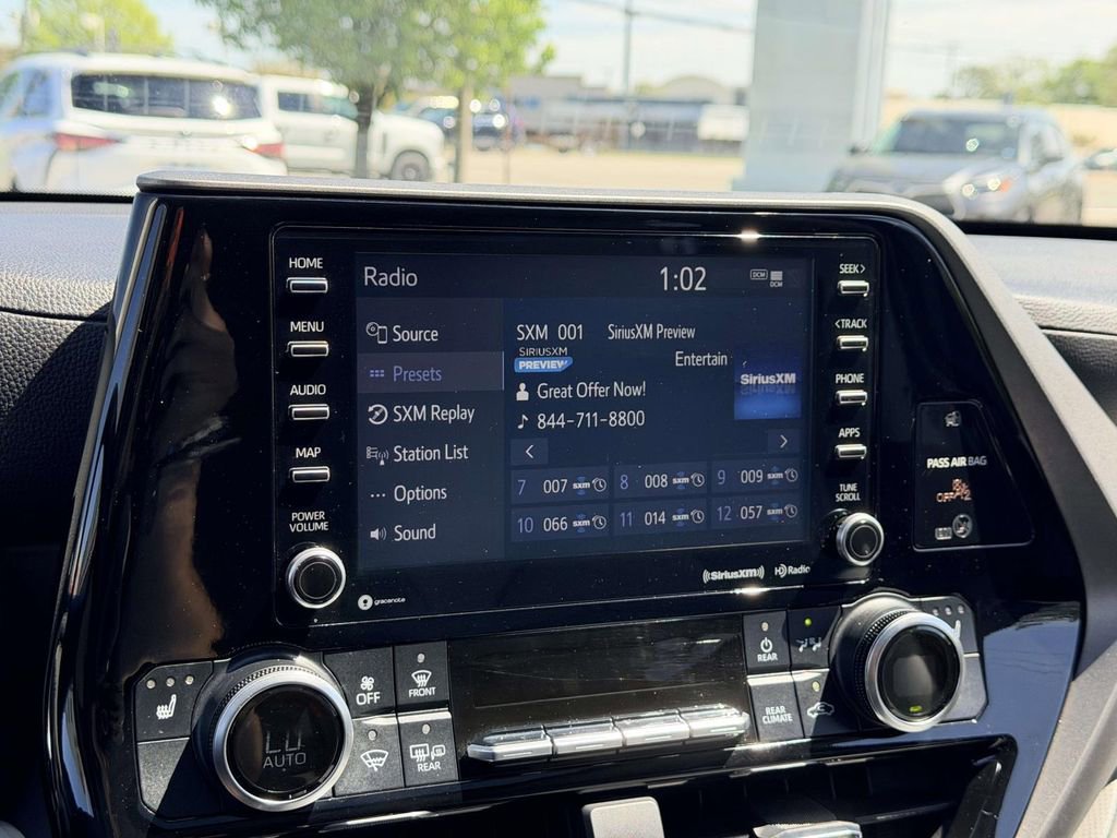 Used 2021 Toyota Highlander XLE image 3