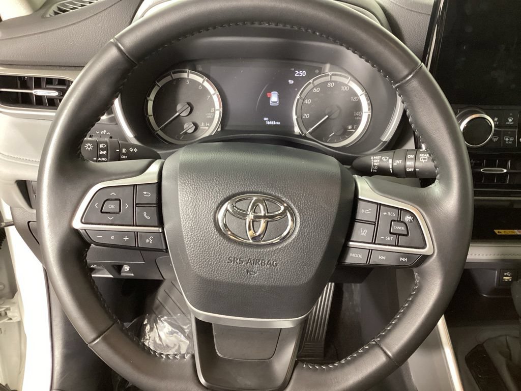 Used 2025 Toyota Highlander XLE AWD/4WD image 12